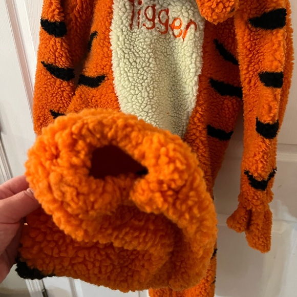 Disney Store Tigger Halloween Costume..Adorable! Size 4/6! Cute and Comfy! - Picture 3 of 15
